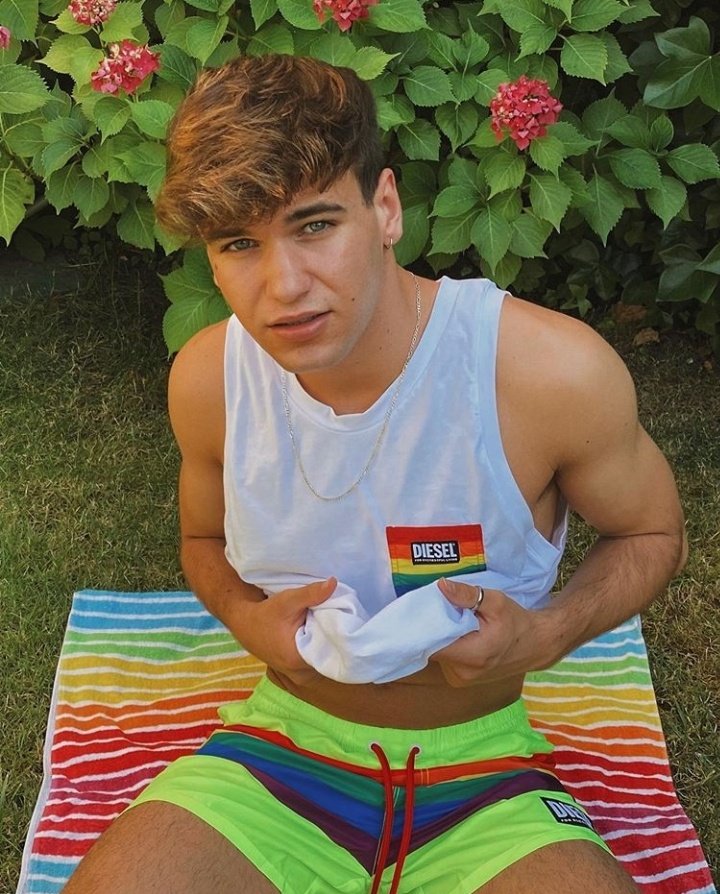 VazquezRa0ul's tweet photo. lo que me pone este hombre no es ni medio normal dios 🥵🥵 https://t.co/ampd6E1wBZ