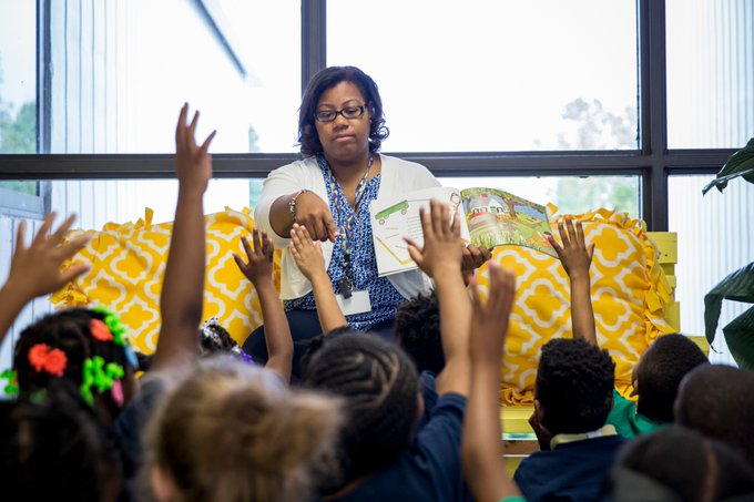 JoinTeamAPS's tweet photo. Help a student discover how bright their future is! #JoinTeamAPS is looking for #MasterEducators to teach Special Education Interrelated (IRR) classes at @APSHollisCrew  👨‍🏫👩‍🏫 Apply with the link below! 👇 https://t.co/a4cKaGM0Bj