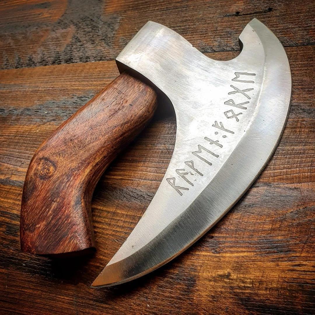 ZekhanRP's tweet photo. Ya know what trolls like? Dat's right, axes! So, Ya man Zekhan went ahead an' got himself dis pizza-cuttin' axe! https://t.co/mXut9177hT