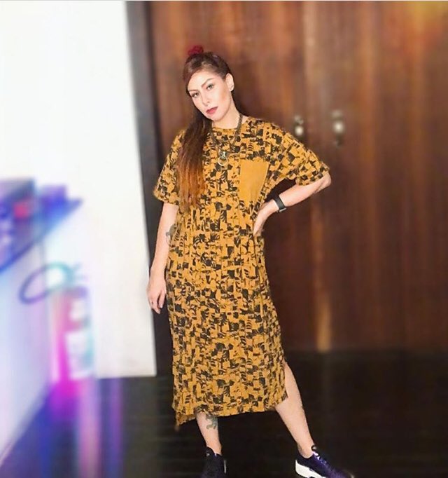 queenpitty__'s tweet photo. o que falar desse look massa que a @Pitty usou na sua live de ontem? simplesmente perfeito né? amamos. ❤️
e a live tbm 🌹
#Pitty #LiveDaPitty #PittyNoTwitch #EspecialNaMinhaEstante #ElzaSoares #LooksDaPitty #PittyTweetou ❤️ https://t.co/GZWWHqgzs1