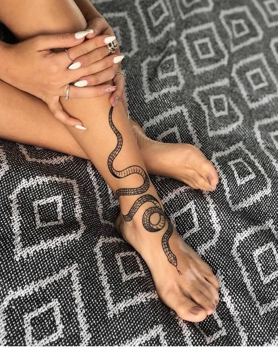 As tatuagens de cobras ou serpentes podem ter diferentes significados. Para algumas culturas e pessoas, a cobra representa o bem e, para outras, o mal. Um dos principais significados é a renovação e o renascimento, que estão ligados à constante troca de pele das cobras.