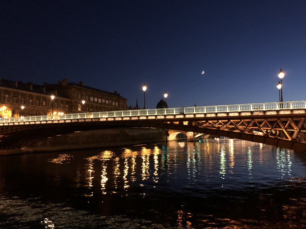 Und dann steht man da, schaut die Seine hinunter und die Stadt wickelt einen mal wieder um den Finger. #Paris