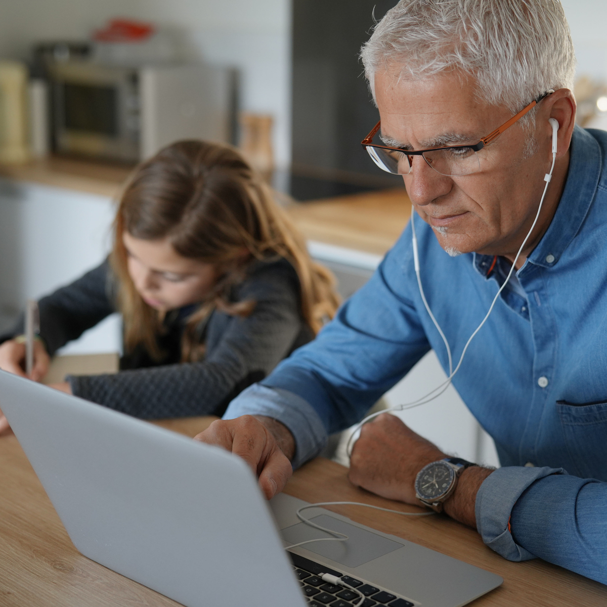 AllAboutVision's tweet photo. Longer hours at the computer can leave your eyes feeling more irritated, which is commonly called computer vision syndrome. 🧓🏻 #computervisionsyndrome #digitalstrain https://t.co/FLv0ZmXkzc https://t.co/7mgQNyhQ2K