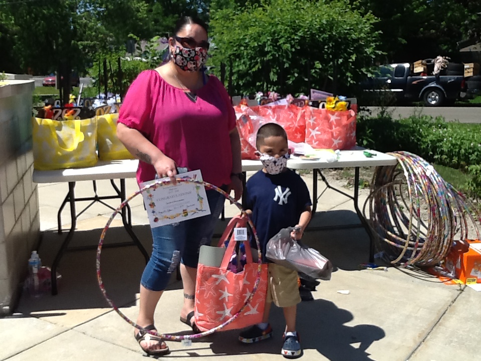 1hopeunited's tweet image. Earlier in June, our Aurora Early Learning Center held their Preschool graduation ceremony and distributed art supplies, books, and toys to families for learning at home. 

#PreschoolGraduation #ClassOf2020 #TeacherAppreciation #ThankATeacher #MomLife #DadLife #Aurora