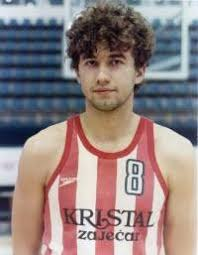 I've been thinking about the tragic story of Serbian basketball player Boban Janković. I remember seeing what happened to him when I was a kid and it was one of those things that burned a mark on my mind forever. A short thread.
