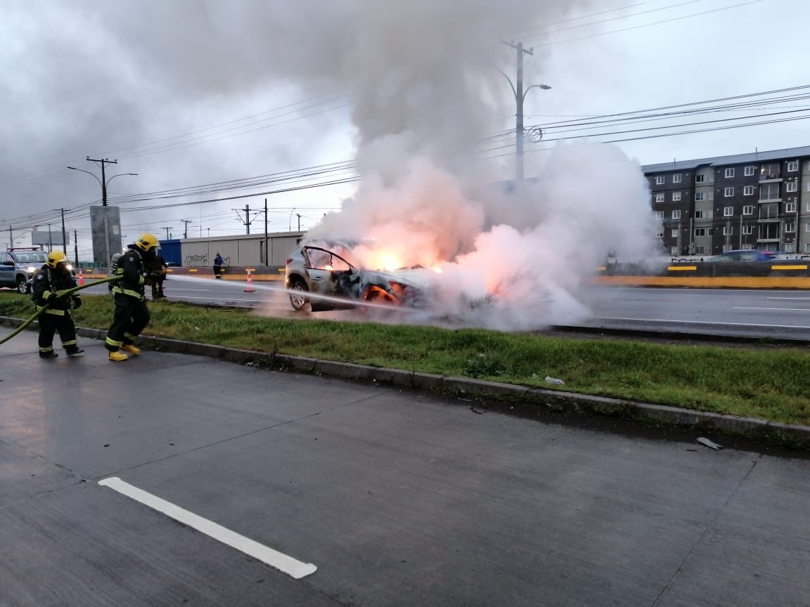 CuartaSanPedro's tweet photo. Durante la mañana de hoy nuestra compañía trabajó en un incendio de vehículo en ruta 160 altura estación Los Pioneros. https://t.co/vJkmCDW0cI