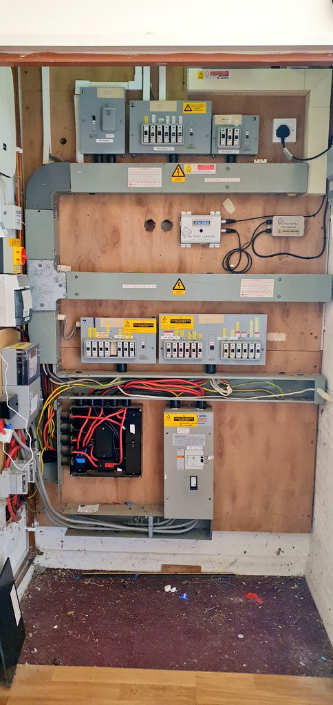 SPEC_Electrical's tweet image. BEFORE &amp;amp; AFTER 
This is not just a 3 phase distribution board. This is a Phillips Electrical DB #hager #HagerGang #hageruk #gardnerandscardifield 
@hageruk @scardifields