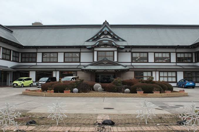 Kuroiroひろき Surf 千葉トヨペット本社の建物なんだこれw 旅館 調べたら旧日本勧業銀行本店でそのあと市役所として使われてたらしい 道理でw しかも国登録有形文化財だって