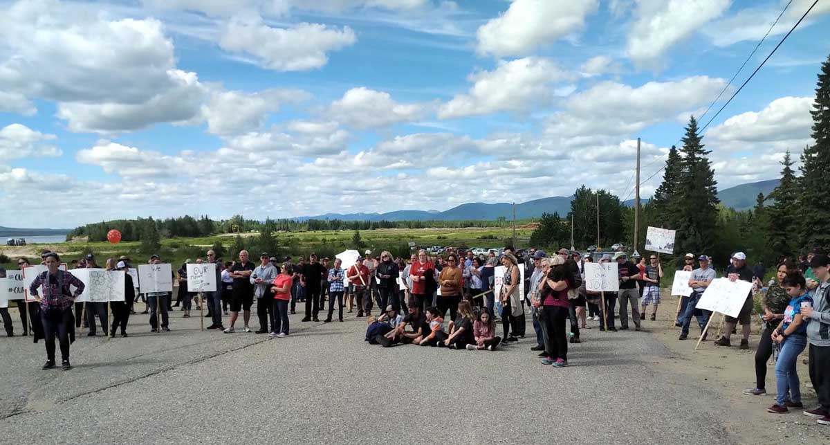 pgdailynews's tweet photo. On June 23, hundreds of Mackenzie residents participated in a rally to speak out about the mill shutdowns that have hit the town, the latest being the closing of the Paper Excellence pulp mill. #mackenziematters #mackenzie #northernbc #cityofpg #forestry https://t.co/Ws7LjRBDCI https://t.co/uCnKLbMFSY