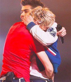𝒁𝒊𝒂𝒍𝒍 𝑯𝒐𝒓𝒍𝒊𝒌 (𝚉𝚊𝚢𝚗/𝙽𝚒𝚊𝚕𝚕)"Zayn is a very protective guy, especially when it comes to niall" -Harry