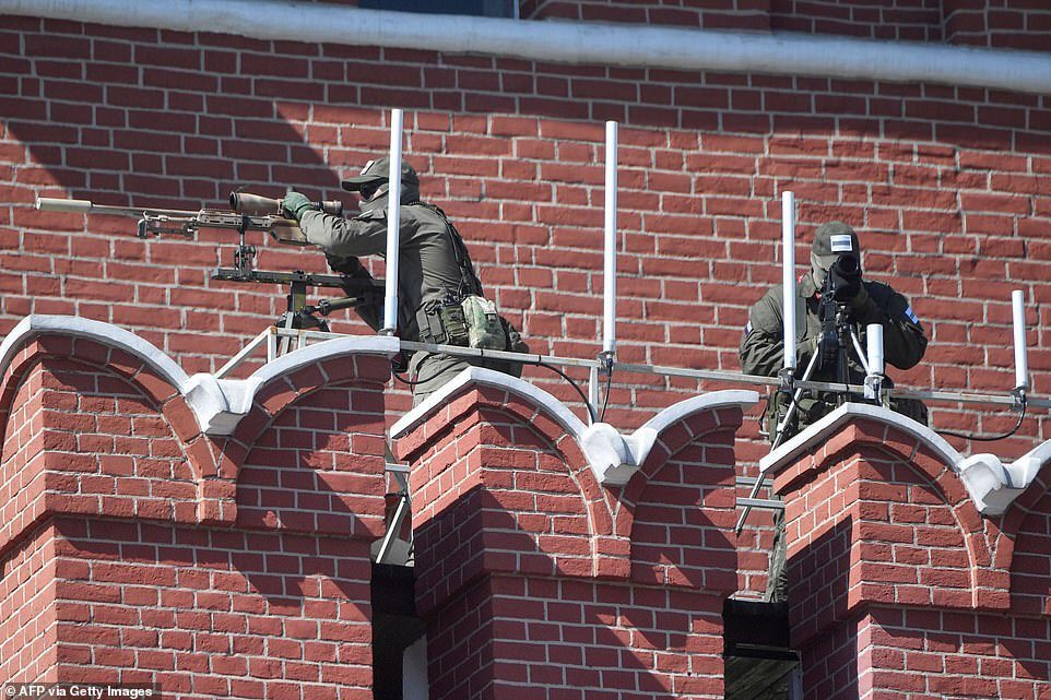 Overhead, presidential security service spetsnaz sniper teams from the USN SBP FSO equipped with Steyr SSG sniper rifles protected the parade. 23/ https://t.me/ok_spn/6592 