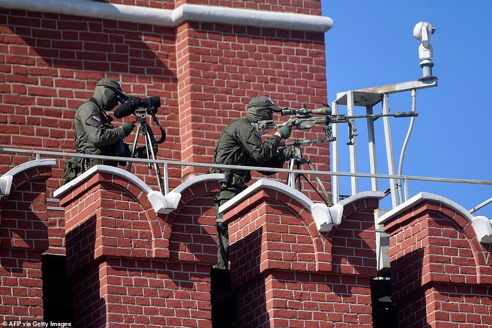 Overhead, presidential security service spetsnaz sniper teams from the USN SBP FSO equipped with Steyr SSG sniper rifles protected the parade. 23/ https://t.me/ok_spn/6592 