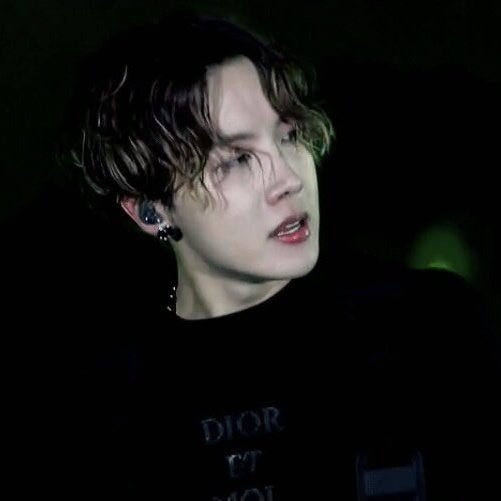 Hoseok in his Dior outfits ; an important thread