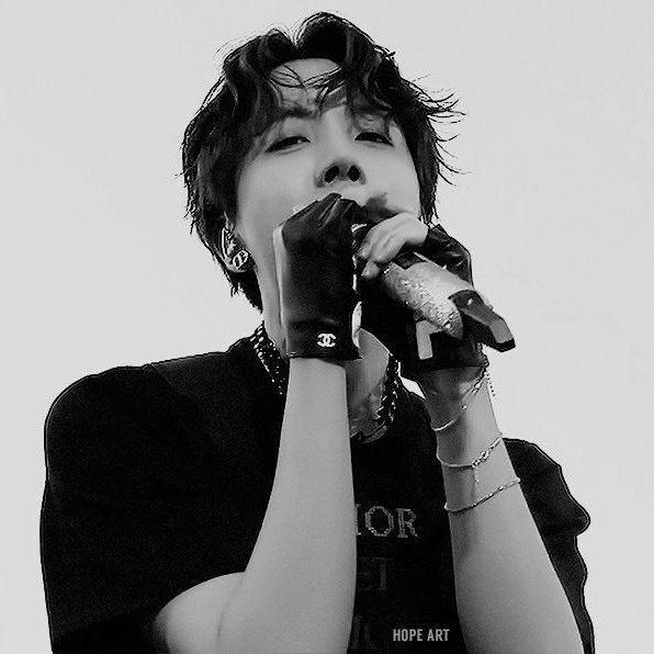 Hoseok in his Dior outfits ; an important thread