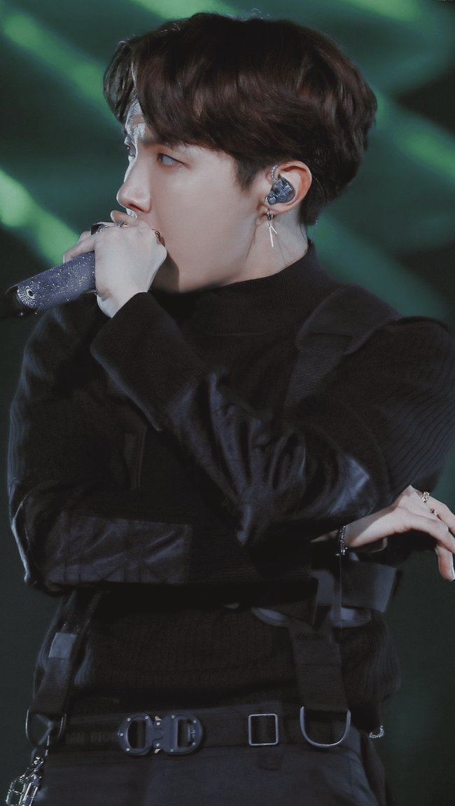 Hoseok in his Dior outfits ; an important thread