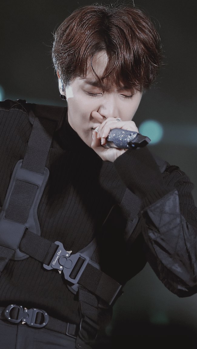 Hoseok in his Dior outfits ; an important thread