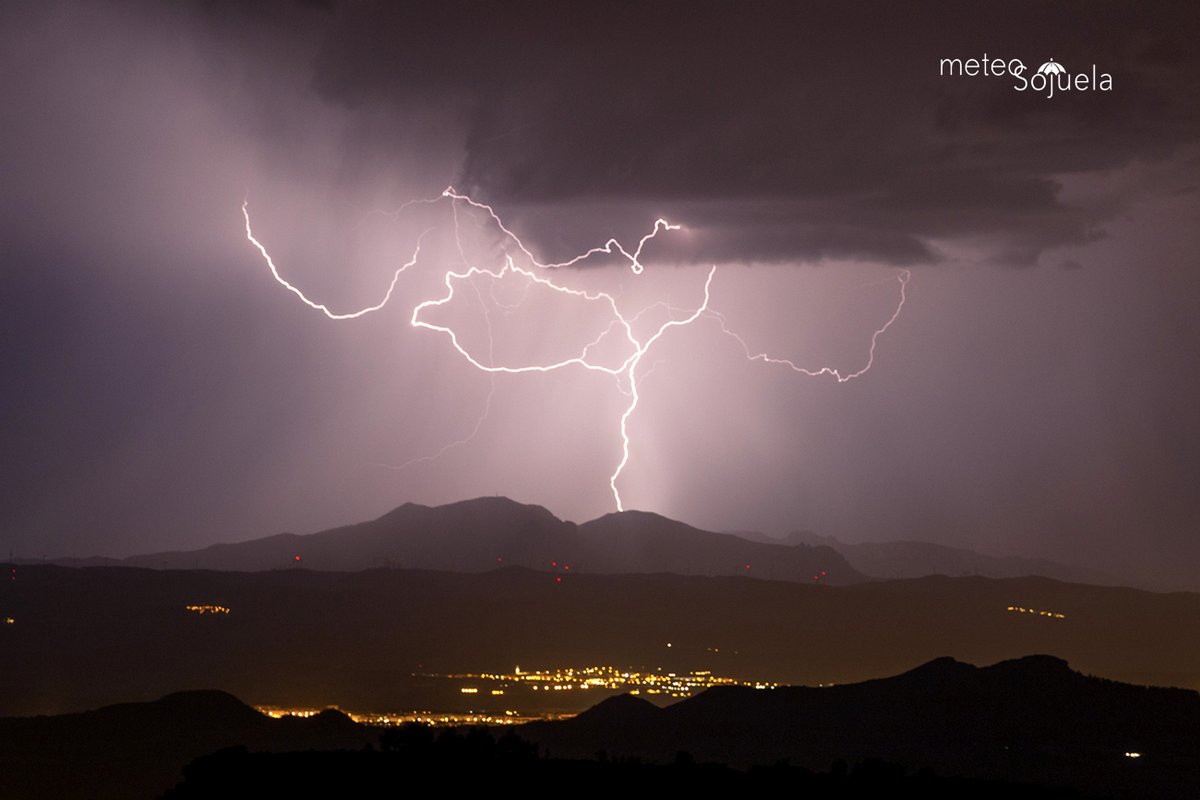 ⚡️RAYOS desde Sojuela⚡️
Al otro lado de la muga. Yoar. Codés
No quiere acabar la #NochedeSanJuan 
#tormenta #rayos #navarra