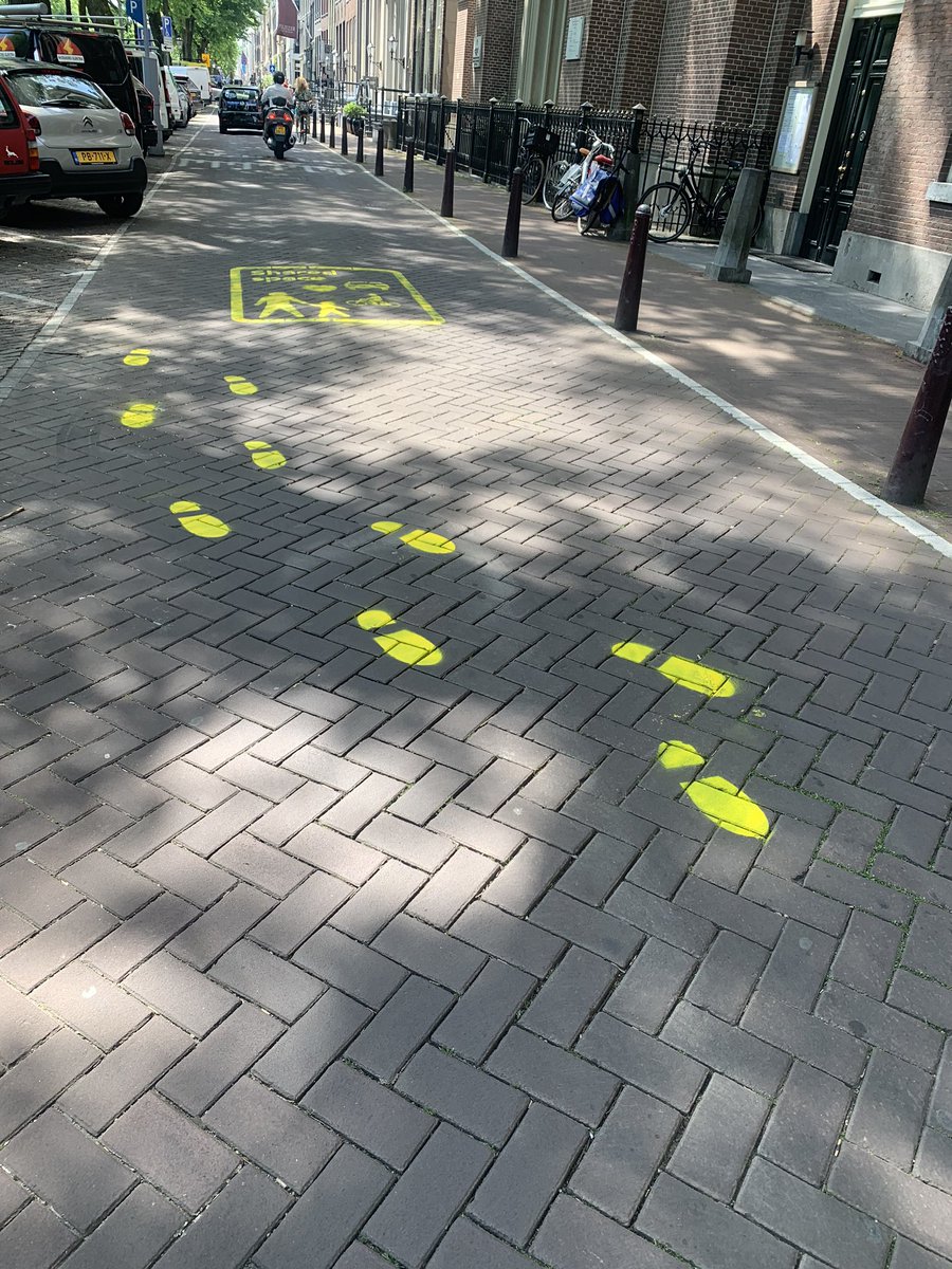 Experiment met onze leefomgeving <a href="/AmsterdamNL/">Gemeente Amsterdam</a> <a href="/RinkeOostra/">Rinke Oostra</a> Kinderen vinden deze stapjes hartstikke leuk om te volgen! En auto’s en scooters trekken zich daar niets van aan. Shared Space? Scared Space! <a href="/parool/">Het Parool</a>
