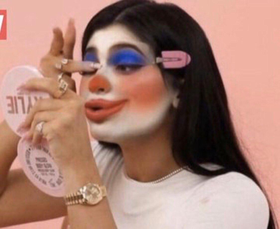 m__igue_'s tweet image. J Balvin preparándose para pedir una disculpa pública después de sus declaraciones hacia nuestra diosa etérea Shakira. 

#JBalvinIsOverParty