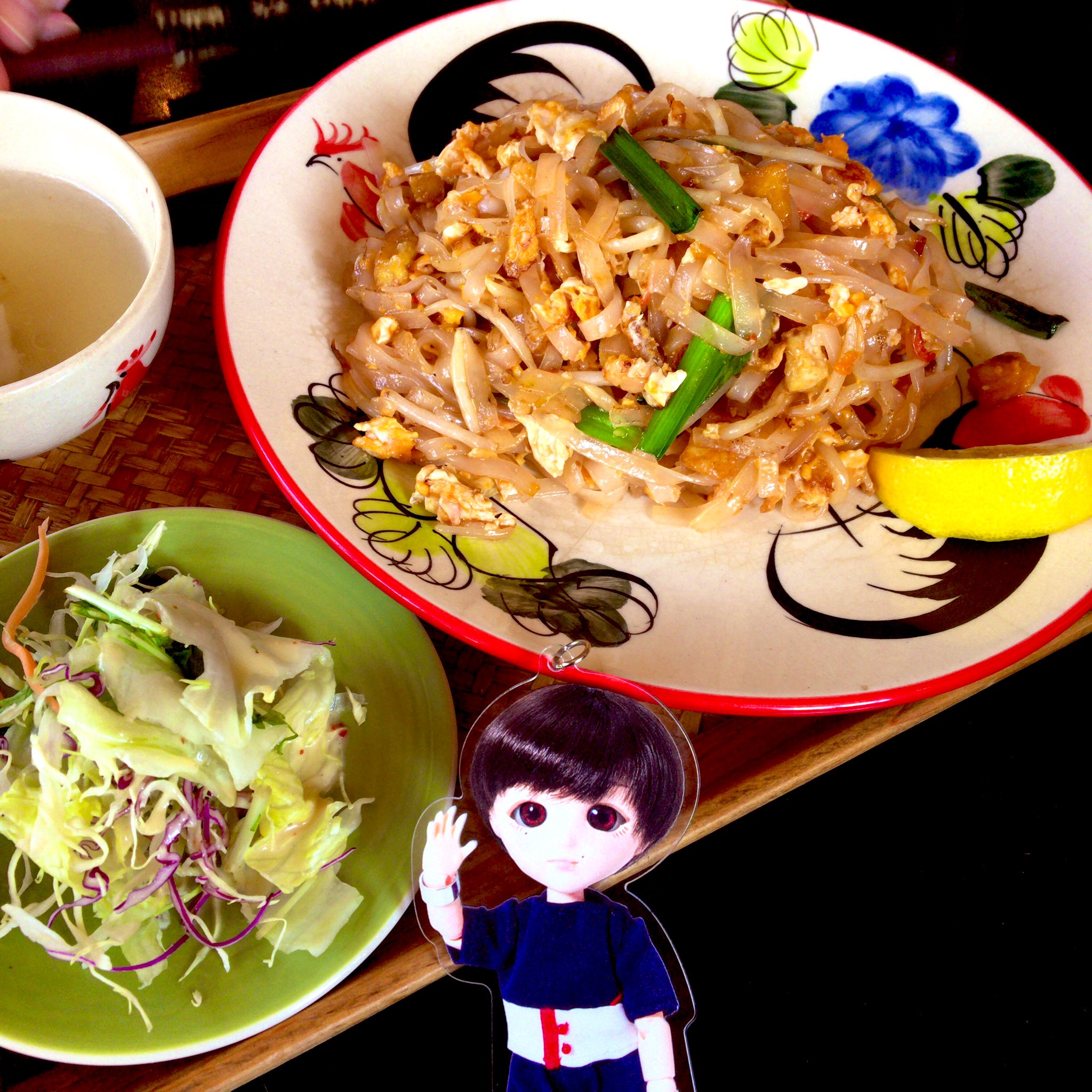 Chee50 Cheeの昼飲み 中野駅 トムホム 昼間はランチメニューしかやってないけど ランチ2つをシェアして昼飲み 中野駅 トムホム タイ料理 パッタイ タイ風チャーハン 中野区 中野大好きナカノさん 昼飲み T Co 0wnog2rswf Twitter