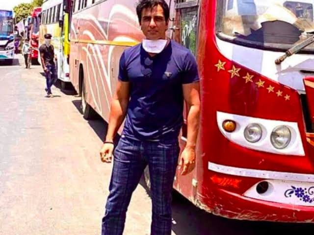Manoj_Keysums's tweet photo. "जो कोई और ना सके,
वो करे हमारे @SonuSood ❣️
ये ना थे आपके सगे,
फिर भी घर पहुंचाने की responsibility ली खुद।
आप सिर्फ हीरो ना लगे,
लगे हमे भगवान के दूत।" ~"मनोज कुमार"

ये लिखा बहुत गन्दा है पर जो आपने किया, वो अदभुत है,
घर पहुच कर जो इन्होंने feel किया वो आपने किया।
Great sir 🙏 https://t.co/8XKWNM4zZr