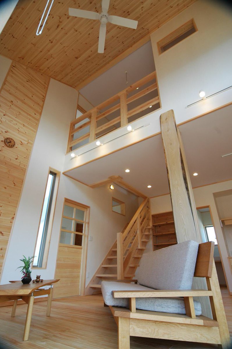 健康住宅のイバケン 公式 開放感溢れる吹き抜けリビング 天井と壁の板張りのアクセントが素敵です ダイニングキッチンでおしゃべりをしながら楽しくお料理 吹き抜けリビング ダイニングキッチン 板張り イバケン 自然素材の家 無垢の家 木