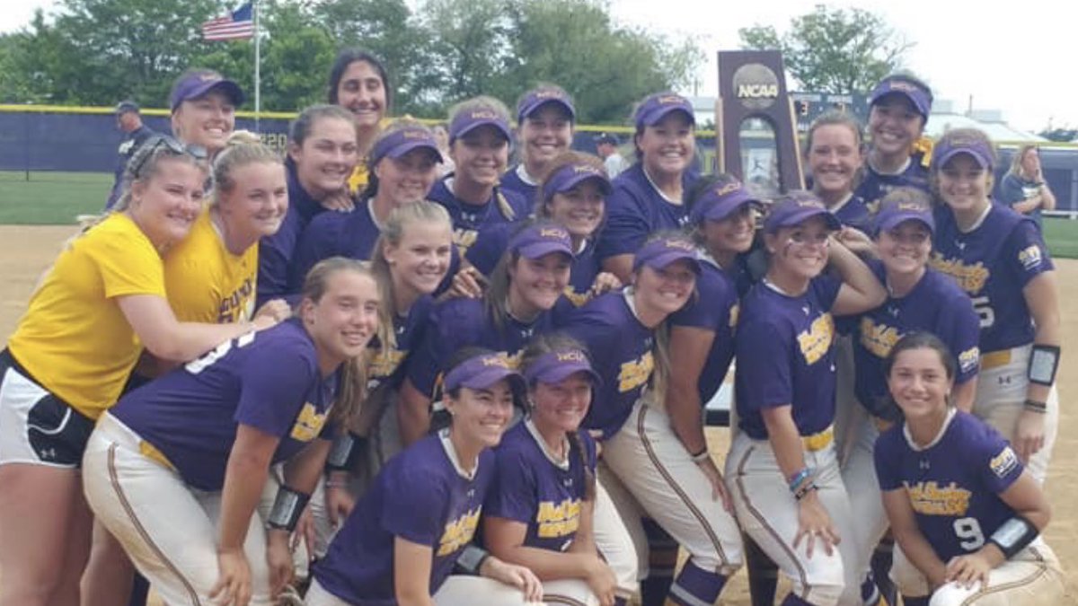 coachlokey's tweet photo. Miss this
Back2Back💪🏻
Denver 
Treasure those memories 
Be safe 🐑 squad🦠😷 
💜💛
#susush💪🏻 https://t.co/Q2ku1D3kjJ