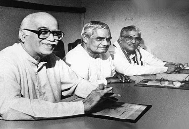 25 june 1975  रात्रि को 
आपातकाल लगा
कोर्ट की अवमानना ,
लोकतंत्र समाप्त कर , 
तानाशाह-शासन कॉंग्रेसने 
क्रूर यातनाओं का दौर 
दमन कुचक्र चलाया ।

 संघ -जनसंघने समाज  सहयोग से 
यातना-जेल सहा  लोकतंत्र बचाया ।

MISA वासी और 
स्वर्ग वासी सेनानियों को 
कोटि कोटि प्रणाम। 🙏🏻