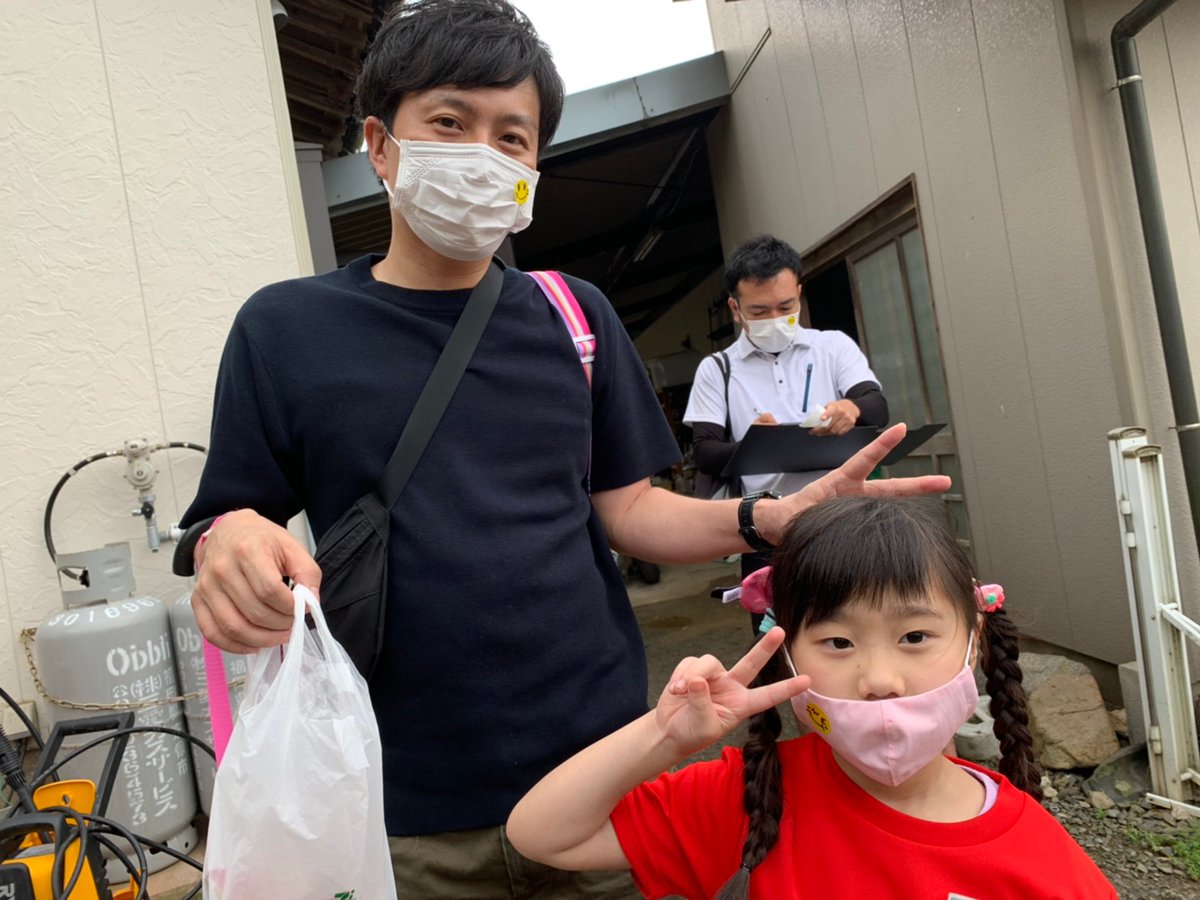 SmileMask2020's tweet photo. 屋外での活動時は、こまめな水分補給���しましょう🦸‍♂️

熱中症は、気温や湿度が高いなどの「環境」、体質や体調などの「からだ」、水分補給や運動などの「行動」によって起きるそうです😱

予防するには、

涼しい服装
日陰を利用
日傘・防止
水分・塩分補給

をしましょう🙇‍♂️

#熱中症 #熱中症対策 https://t.co/mtVaug2DvR
