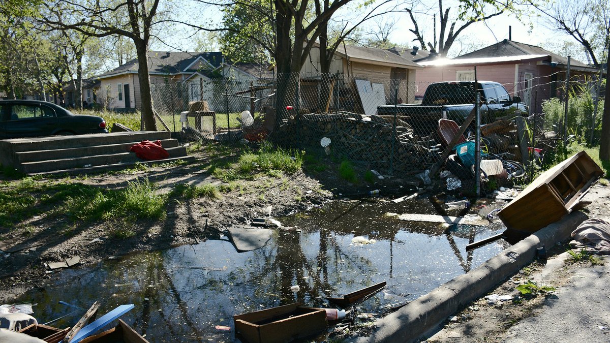 Thread 3/4: We have a depth and breadth of poverty in  #Houston and the US Gulf Coast that few understand and mostly unseen. Social distancing impossible, and high rates of diabetes HTN renal disease = toxic mix accounting for big rise in hospitalizations/ICU admissions