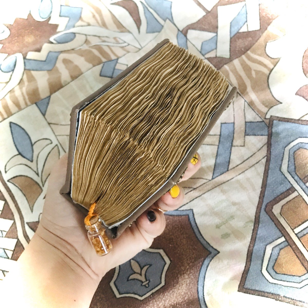 books_witchy's tweet photo. Birdy book / пташкина книга.
#wicca #witch #witchcraft #greenwitch #runes #tarot #grimoire #bookofshadows #magicsigns #pagan #викканство #эзотерика #колдовство #обряд #ритуал #заговор #руны #став #таро #расклад #гримуар #книгатеней #магическиезнаки #язычество https://t.co/i66RGsy8Io