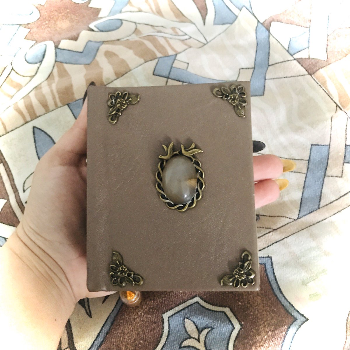 books_witchy's tweet photo. Birdy book / пташкина книга.
#wicca #witch #witchcraft #greenwitch #runes #tarot #grimoire #bookofshadows #magicsigns #pagan #викканство #эзотерика #колдовство #обряд #ритуал #заговор #руны #став #таро #расклад #гримуар #книгатеней #магическиезнаки #язычество https://t.co/i66RGsy8Io