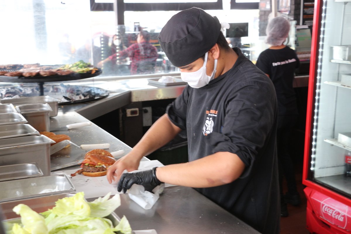 SalvadorZamoraZ's tweet image. Agradezco a @CuartodeKiloMX por la donación que nos hizo de hamburguesas para el personal de Servicios Médicos Municipales como una manera de apoyarlos durante esta contingencia por #coronavirus. 

Sin dudarlo, esta es una gran muestra de solidaridad.