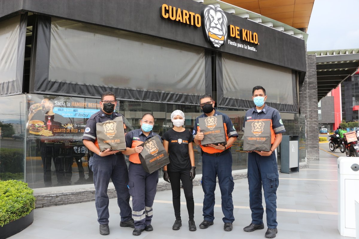 SalvadorZamoraZ's tweet image. Agradezco a @CuartodeKiloMX por la donación que nos hizo de hamburguesas para el personal de Servicios Médicos Municipales como una manera de apoyarlos durante esta contingencia por #coronavirus. 

Sin dudarlo, esta es una gran muestra de solidaridad.