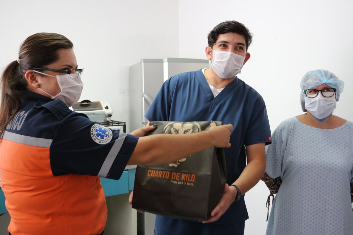 SalvadorZamoraZ's tweet image. Agradezco a @CuartodeKiloMX por la donación que nos hizo de hamburguesas para el personal de Servicios Médicos Municipales como una manera de apoyarlos durante esta contingencia por #coronavirus. 

Sin dudarlo, esta es una gran muestra de solidaridad.