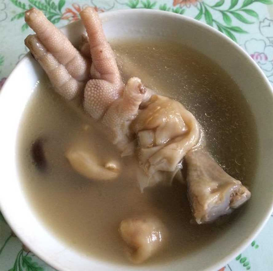 Суп из куриной голени. Китайский суп из младенцев. Суп из куриных ног.