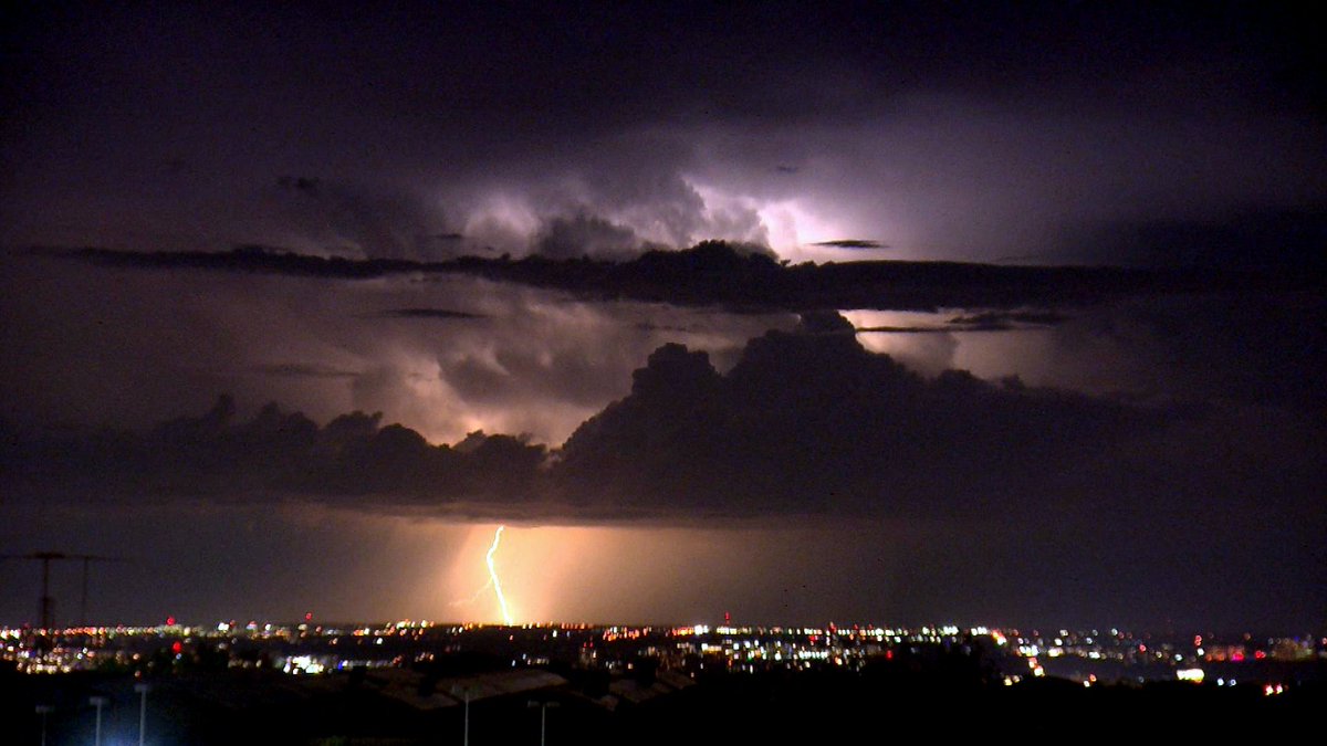 RobCBS4's tweet photo. Thunderstorm over #DeerTrail, CO Tue evening. 6-23-20. #cowx https://t.co/whwLs7Eyuk