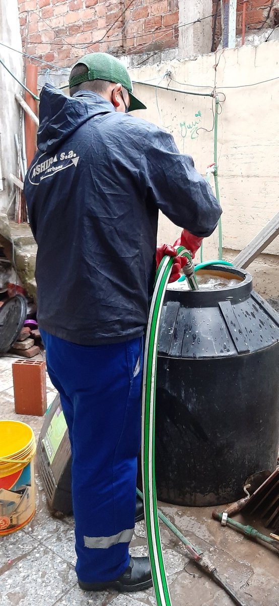 LucasMolla's tweet photo. #QuedateEnCasa 
#equipoUGIS = #DGGIS #IVC
#barrio 21 24, abasteciendo agua a los vecinos con camión cisterna en las manzanas 14 ,15 , 18 ,19 .
@mrgospedini
@mrgospedini
@Salas_Gabriel 
@RacingRondina 
@JuanMaquieyra https://t.co/Y2IuTsXXj4