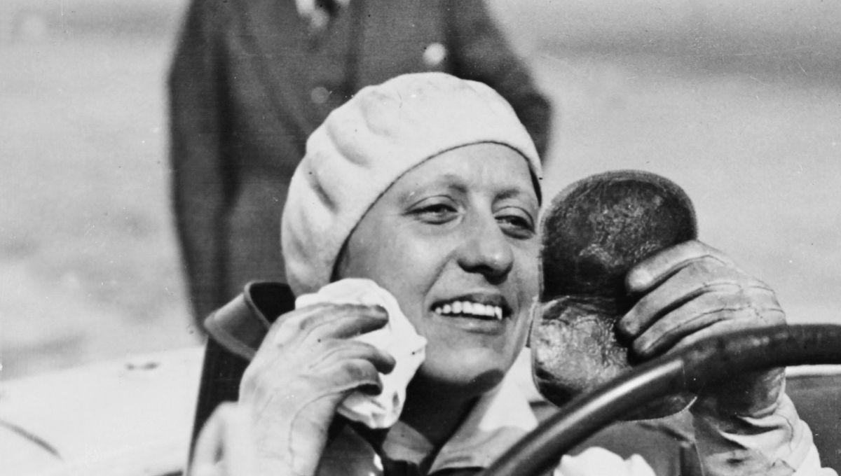franceinter's tweet photo. Elle fut la première femme à courir des Grands Prix face aux hommes avant d'être "punie", à partir de 1949 : Hellé Nice, l'incroyable destin d'une pilote automobile d'avant-garde 

https://t.co/ycpfZpYzBh https://t.co/sSIC5yWqjO