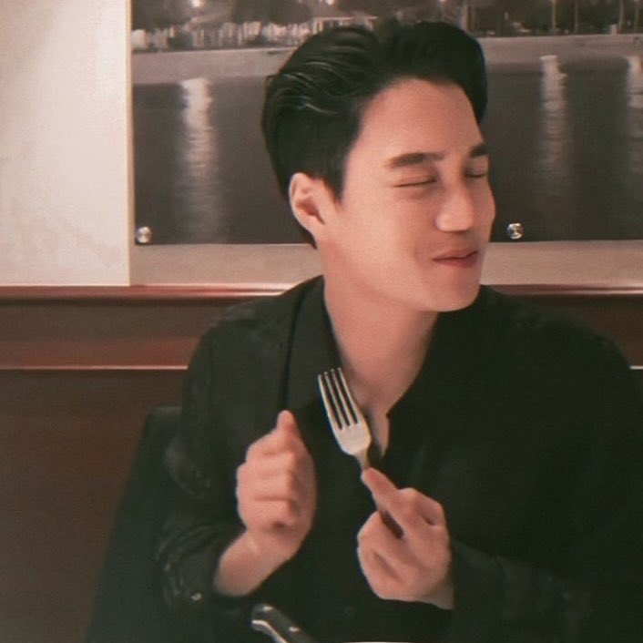 detailsofjongin's tweet photo. the way he eats ♥ https://t.co/nnyFlmZVia