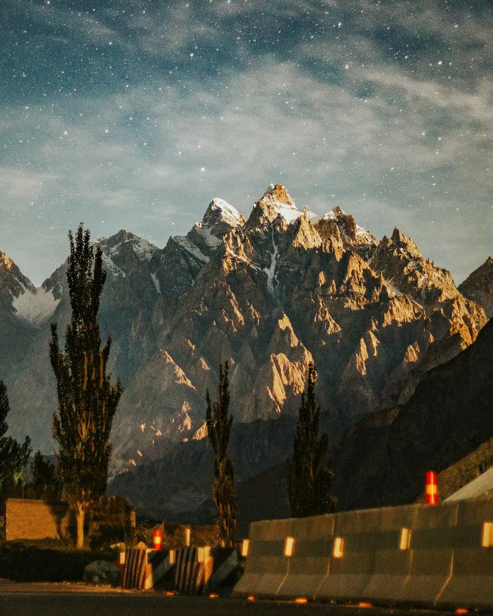 SajidullahBaig's tweet photo. Passu cones from attabad bridge. Looks like out of world.
#Pakistan #Hunza #nagar #passu #passucones #KKH #COVID__19 #COVID #Gilgit #GilgitBaltistan #Kashmir #Attabad #tourism #Travel #travelphotography #TravelAgain #Travelerschampionship #tourdehunza #Quetta #IndiaChinaFaceOff https://t.co/4BXzSRfYpQ