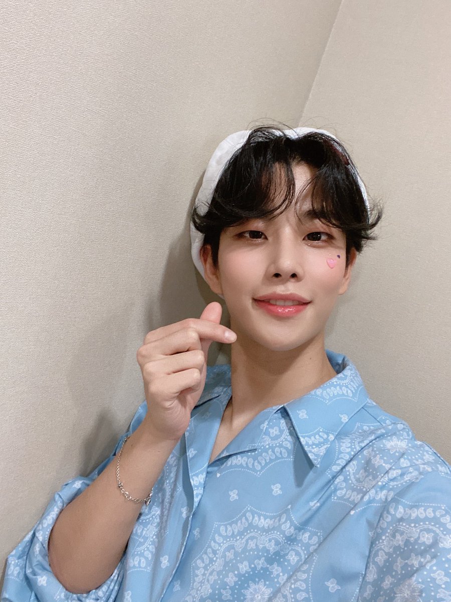 mo0n777r0cks's tweet image. Best song to listen to in the morning!😚
#MJ #Astro #SweetSpring
@offclASTRO