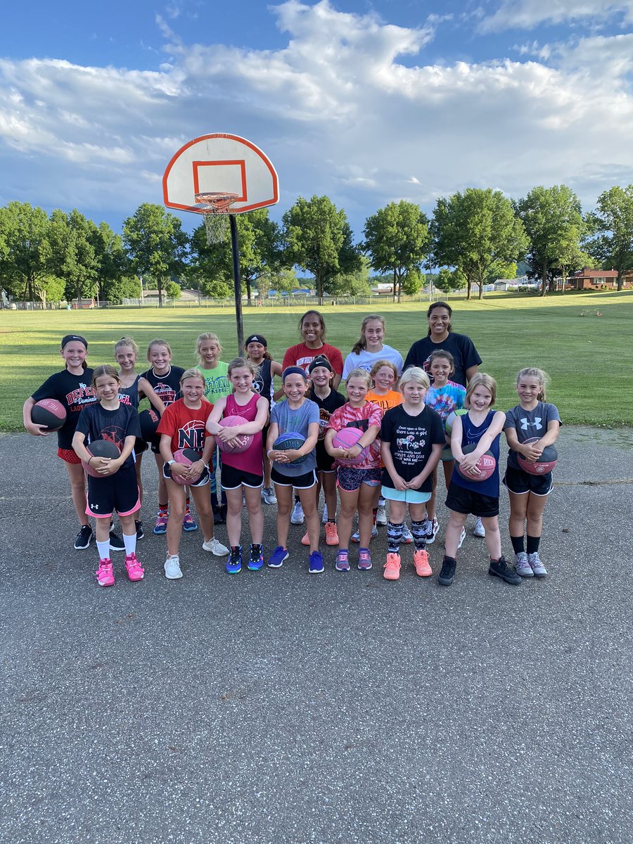 npladyhoops's tweet photo. Fun night on the playground courts! #blacktopball #oldschool #npladyquakers https://t.co/OzQPbHgy72