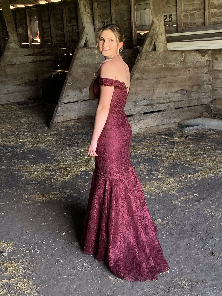 NNativeGirls's tweet photo. Happy Grad Day to one of our captains, Zoe Cupples!! Congratulations, we are so proud of you and will miss you so much. You will accomplish great things. ❤️🎓 https://t.co/HKHjWVYWXd