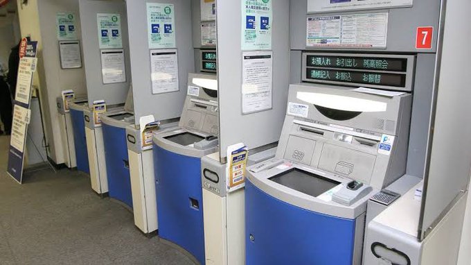 営業時間前の25日銀行ATMで3人並んでて並ぶの大嫌いだけど仕方なく待ってると、70代位女性が操作を終えて帰る間際に封筒を落としたけど気付かない&hellip; 黙ってネコババしちゃう？て一瞬よぎったけど他の誰より真っ先に 「落とされましたよ」と指差して声を掛けるとありがとう。 見返りを期待しない善意ww