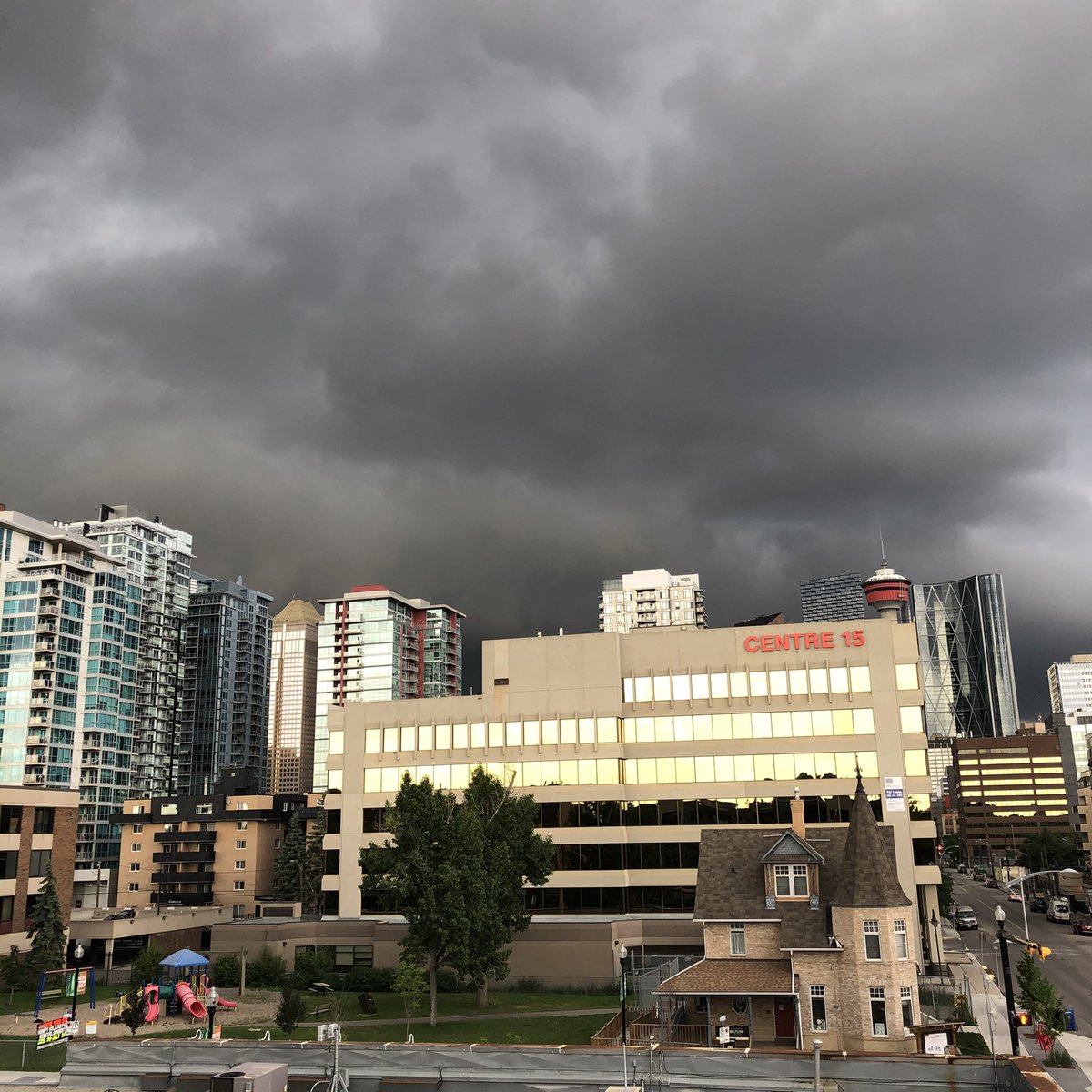 DraeOutside's tweet photo. Another #abstorm heading our way #yyc ! https://t.co/a6mqlSgSfg
