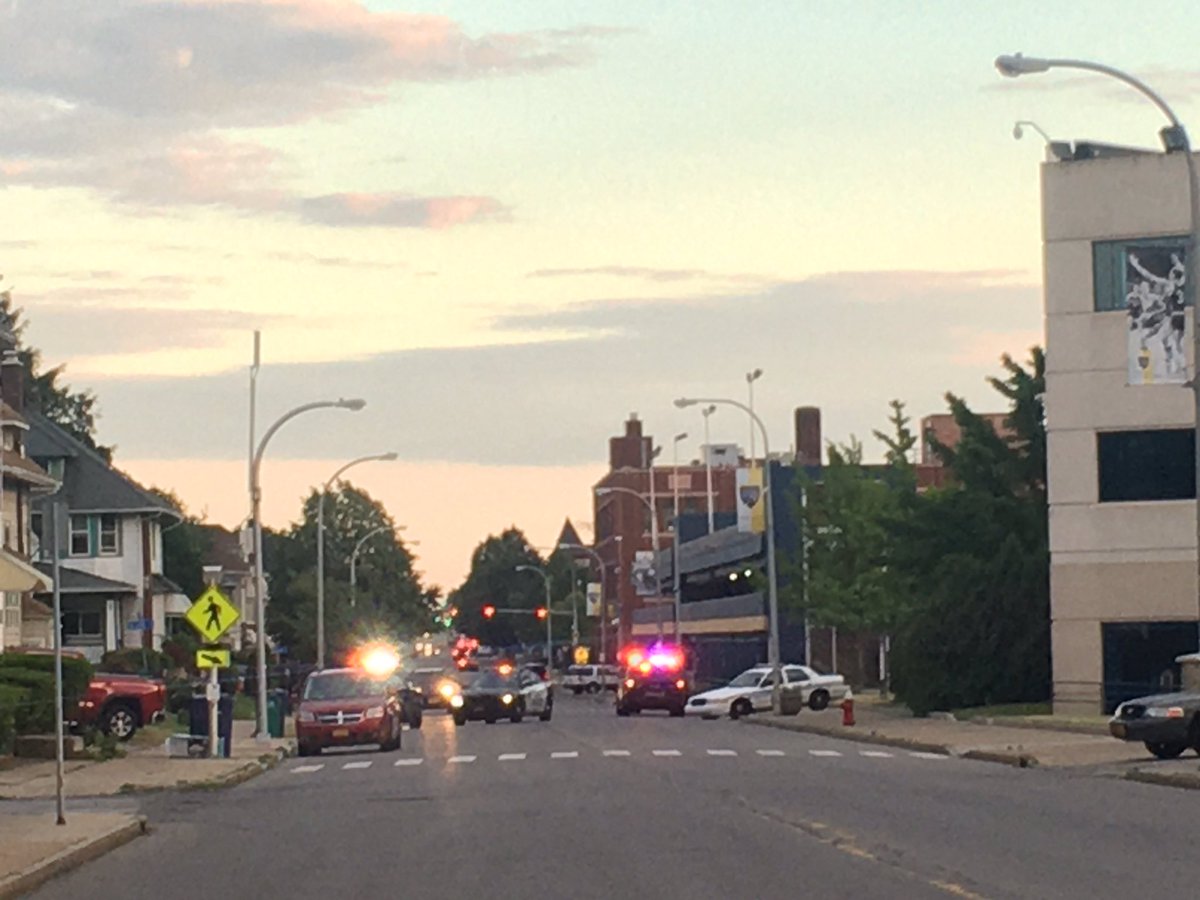 Ali_IngNews's tweet photo. Several police officers remain by the mayor’s house https://t.co/XOlmqUIDDi