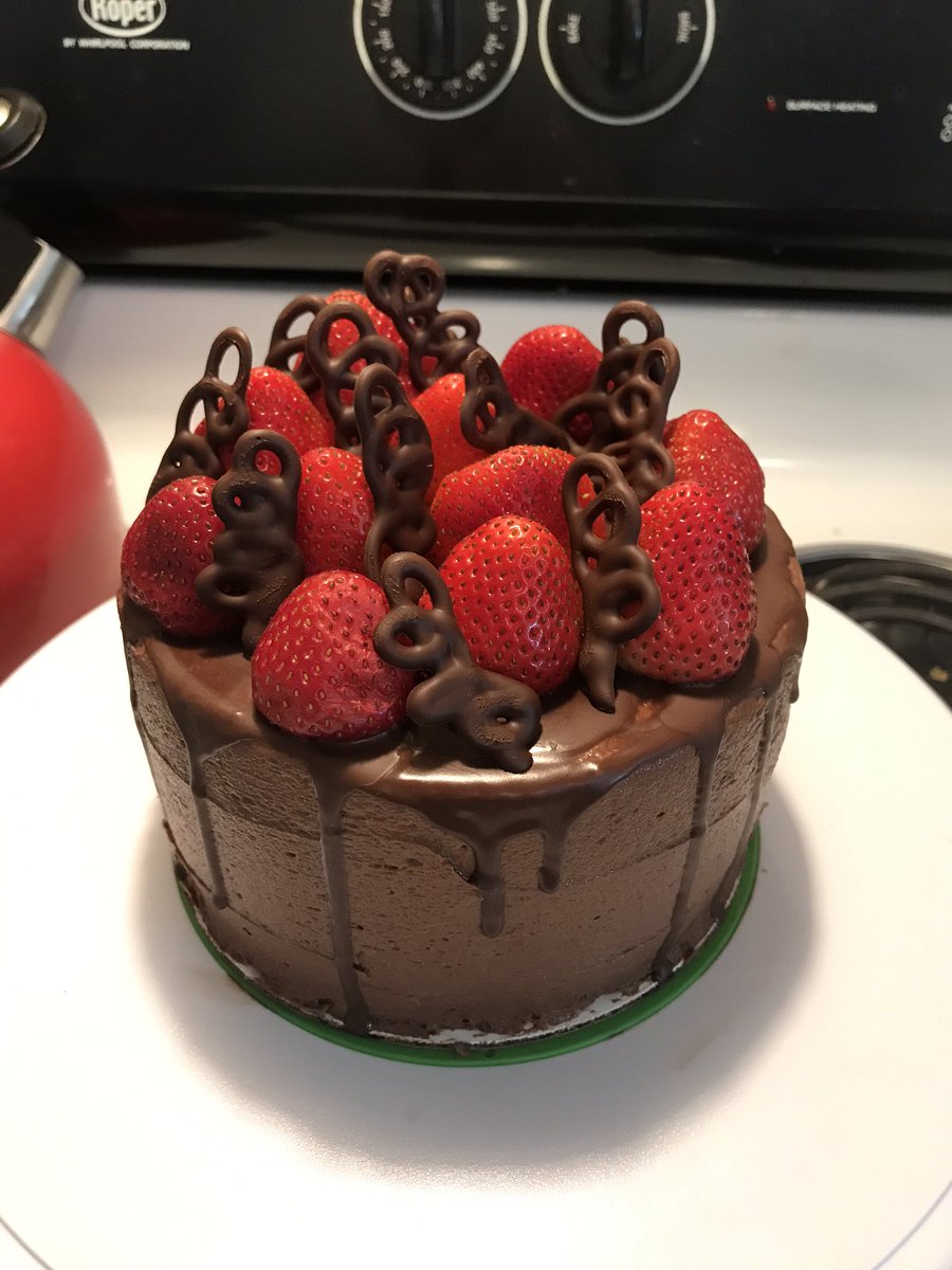 ericatownleyy's tweet photo. Keeping busy!! #cake #chocolate #familytime @yolanda_gampp made the cereal mega cake with #cocoakrispies!!! https://t.co/uuHZhuX0da