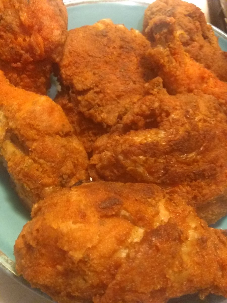Saveto76's tweet photo. #WednesdayVibes dinner pots and the plate #dinner #friedchicken #mashedpotatoes and #stringbeans #Cooking #queenofthekitchen #cookingqueen
#yum #buenprovecho #delicious #Food #foodie #chef 👩🏾🍳 https://t.co/SZiRqUUlFD