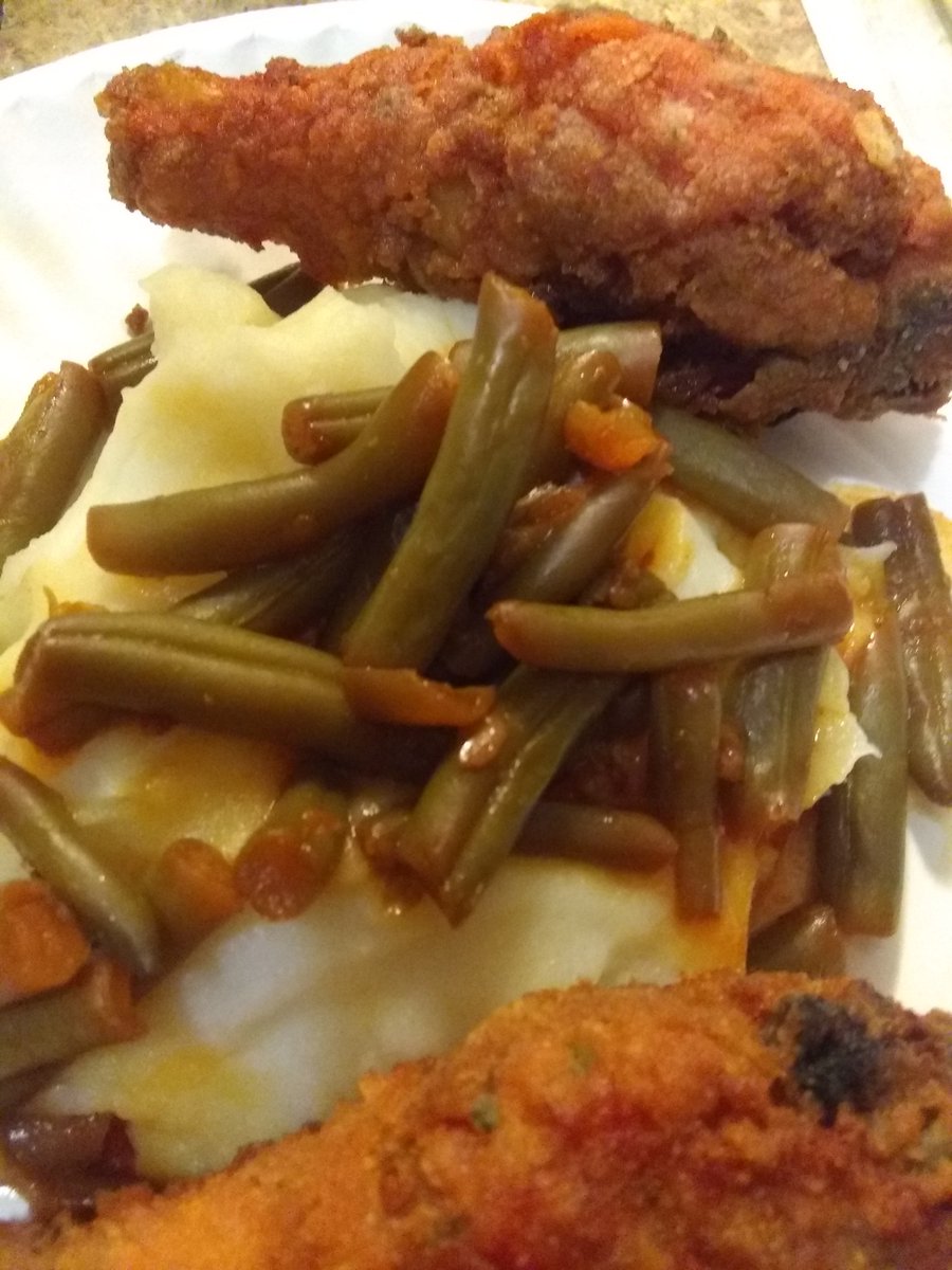 Saveto76's tweet photo. #WednesdayVibes dinner pots and the plate #dinner #friedchicken #mashedpotatoes and #stringbeans #Cooking #queenofthekitchen #cookingqueen
#yum #buenprovecho #delicious #Food #foodie #chef 👩🏾🍳 https://t.co/SZiRqUUlFD